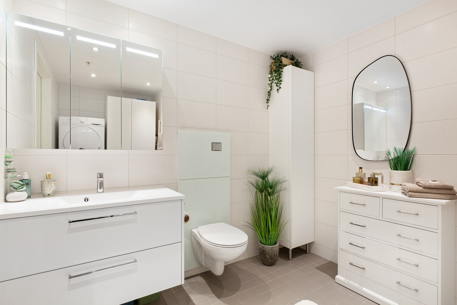 Bad: Rommet er utstyrt med servant, servantskap, mekanisk avtrekk, opplegg for vaskemaskin, veggmontert wc og dusjnisje. veggmontert wc og innfellbare dusjdører Galleribilde