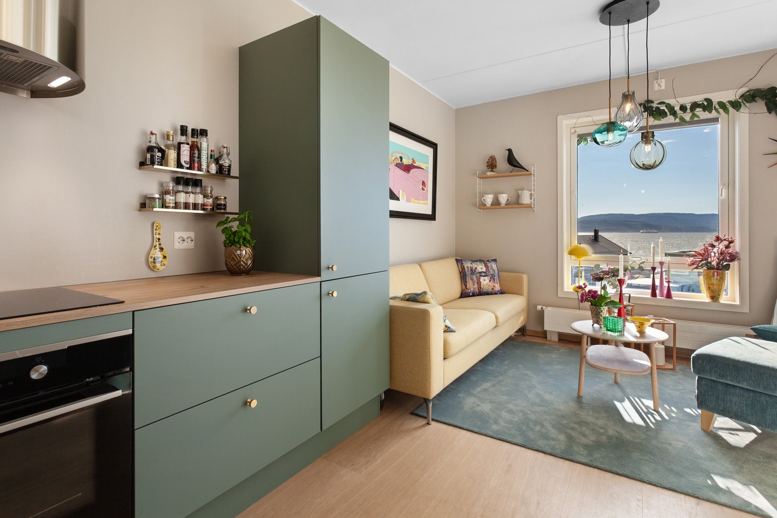 I enden av kjøkkenet har man også plass til en sekundær sittesone av stuen. Eventuelt spisestue. Galleribilde