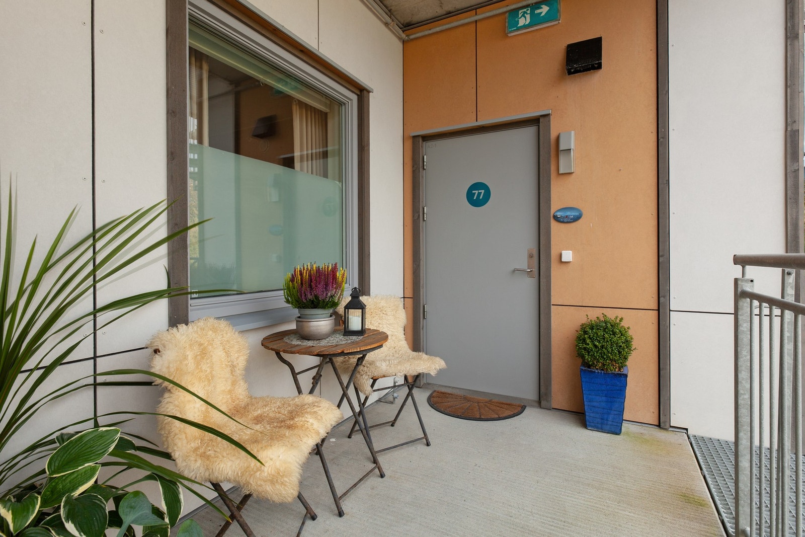 Svalgang og inngangsparti. Vindu til venstre er inn til soverom 2. Galleribilde