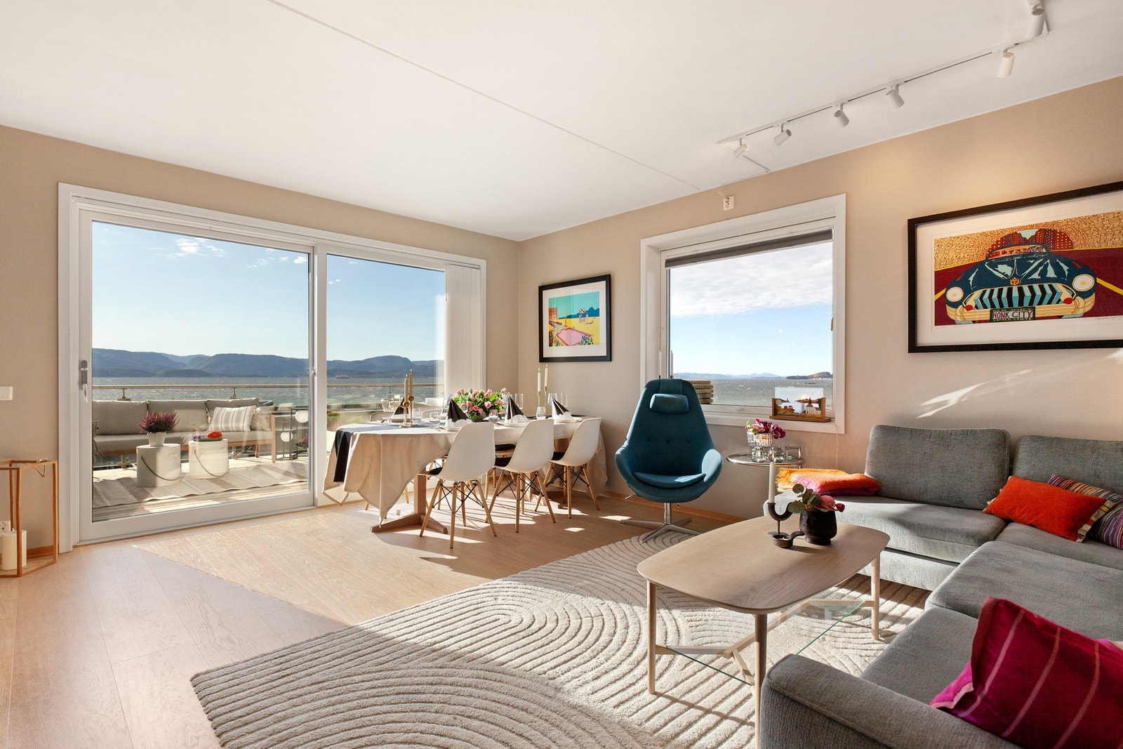 Fra stuen er det utgang til balkong med fantastisk sjøutsikt Galleribilde