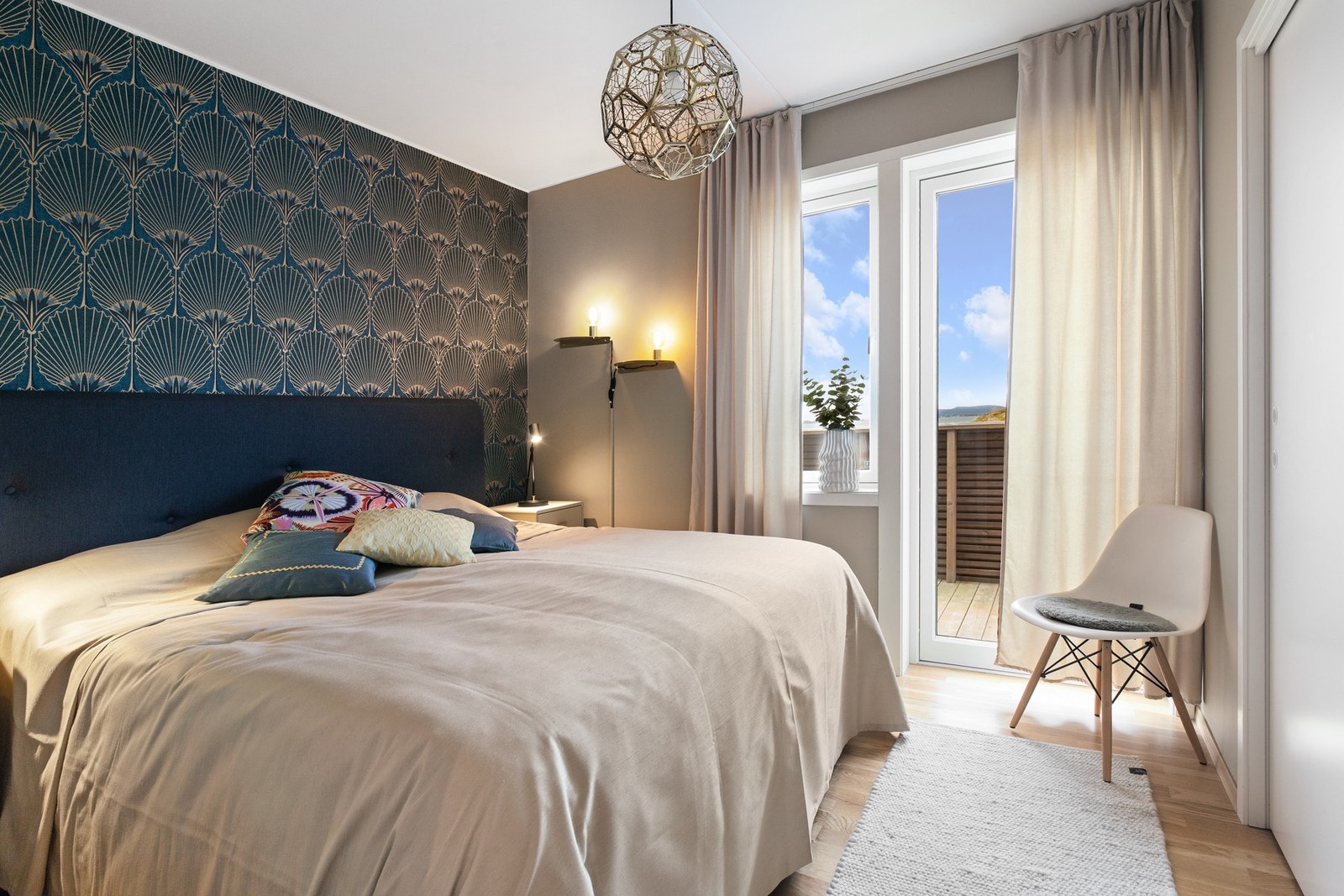 Soverom 1: Stort hovedsoverom på 9,5 m² med walk-in og utgang til balkong Galleribilde