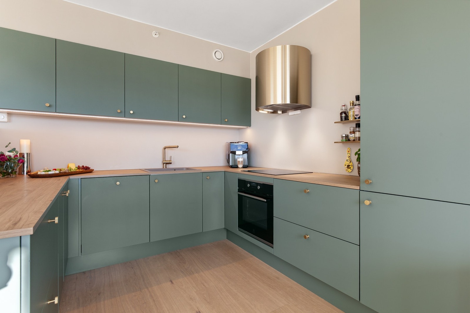 Lekkert kjøkken fra Svanekjøkkenet med integrerte hvitevarer. Kjøkkenet ble installert i 2023. Galleribilde