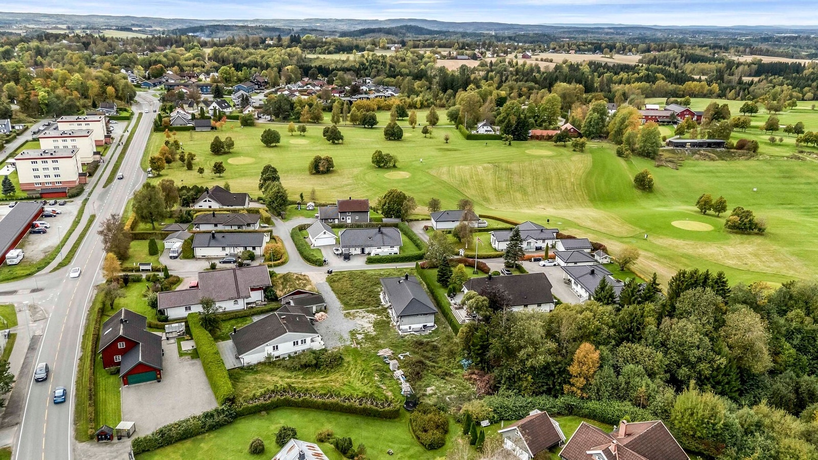 Busstopp langs Trøgstadveien og få hundre meter til både barnehage, barneskole og Askim bygdemuseum Galleribilde