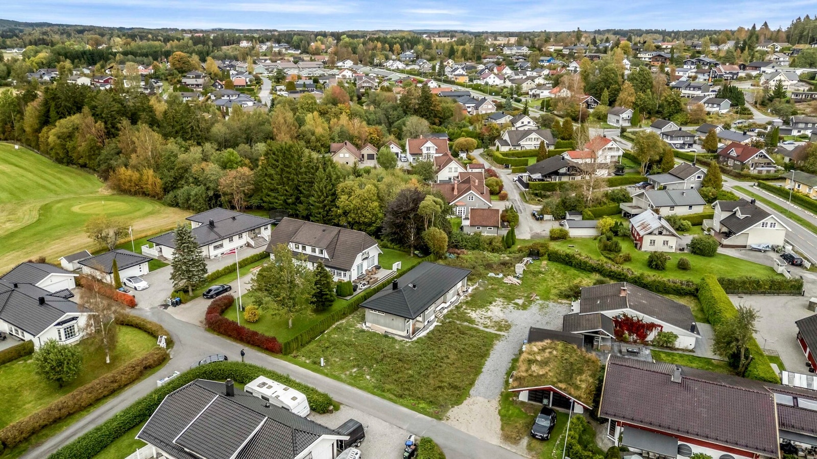 Eiendommen ligger i blindvei, rett ved Askim golfpark. Populært utgangspunkt på vinteren med skiløyper og akebakke Galleribilde