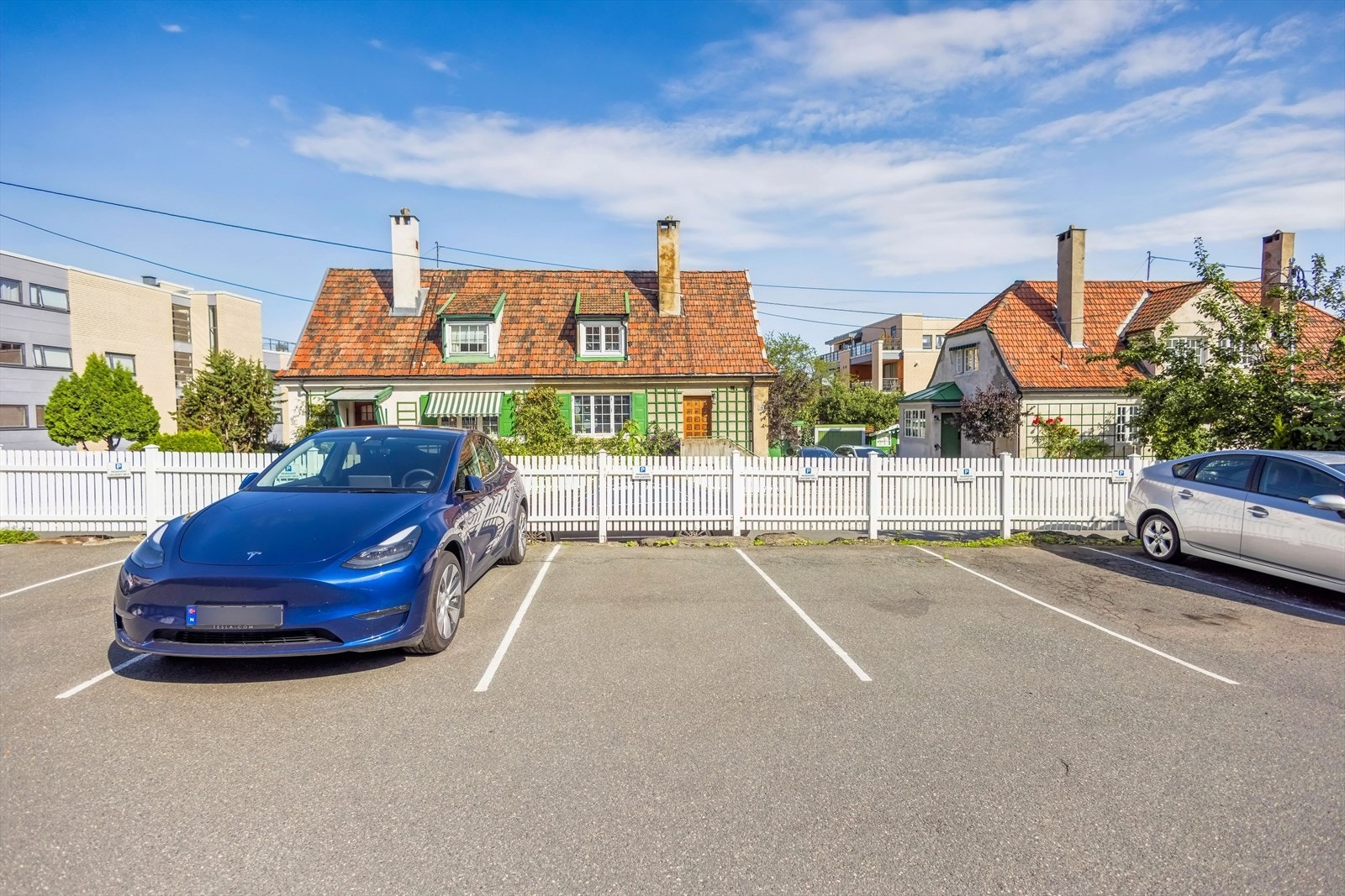 Det medfølger parkeringsplass. Hver beboer har egen fast oppstillingsplass, samt en felles gjesteparkering på plassen foran bygget. Galleribilde