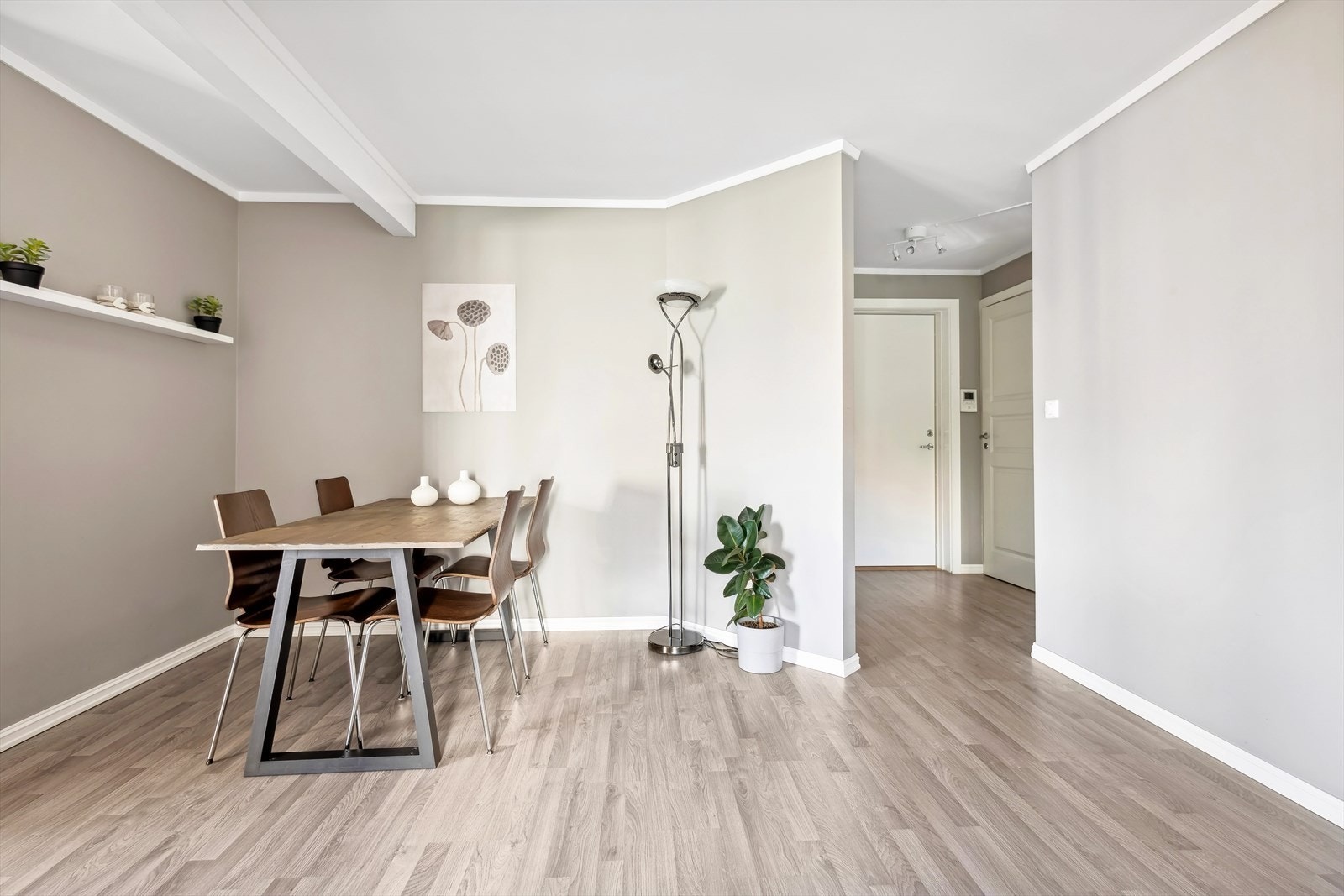 Boligens spisestue er et trivelig rom med plass til spisegruppe og tilhørende møblement. Galleribilde