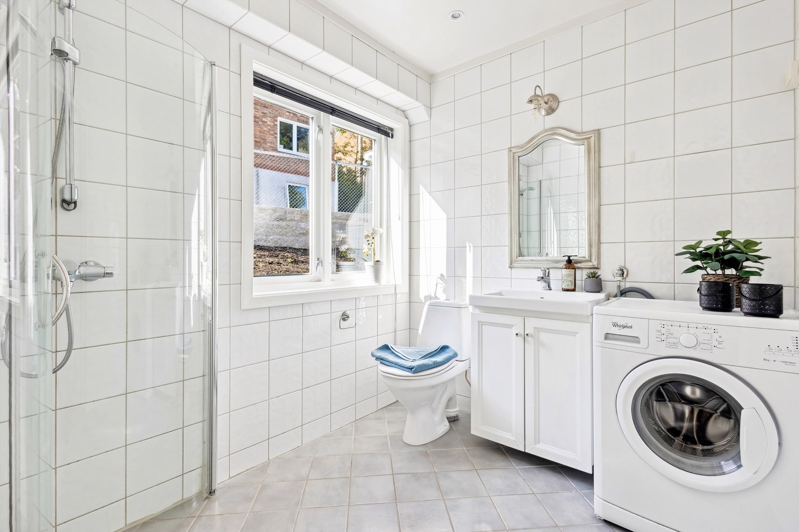 Baderommet er lyst og har behagelig gulvvarme. Galleribilde