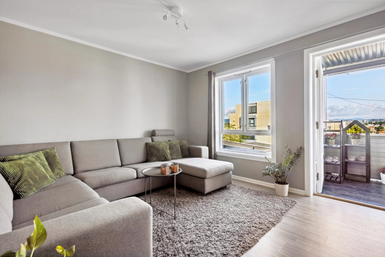 Boligens stue er et pent rom som får rikelig med lysinnslipp fra store vindusflater. Galleribilde