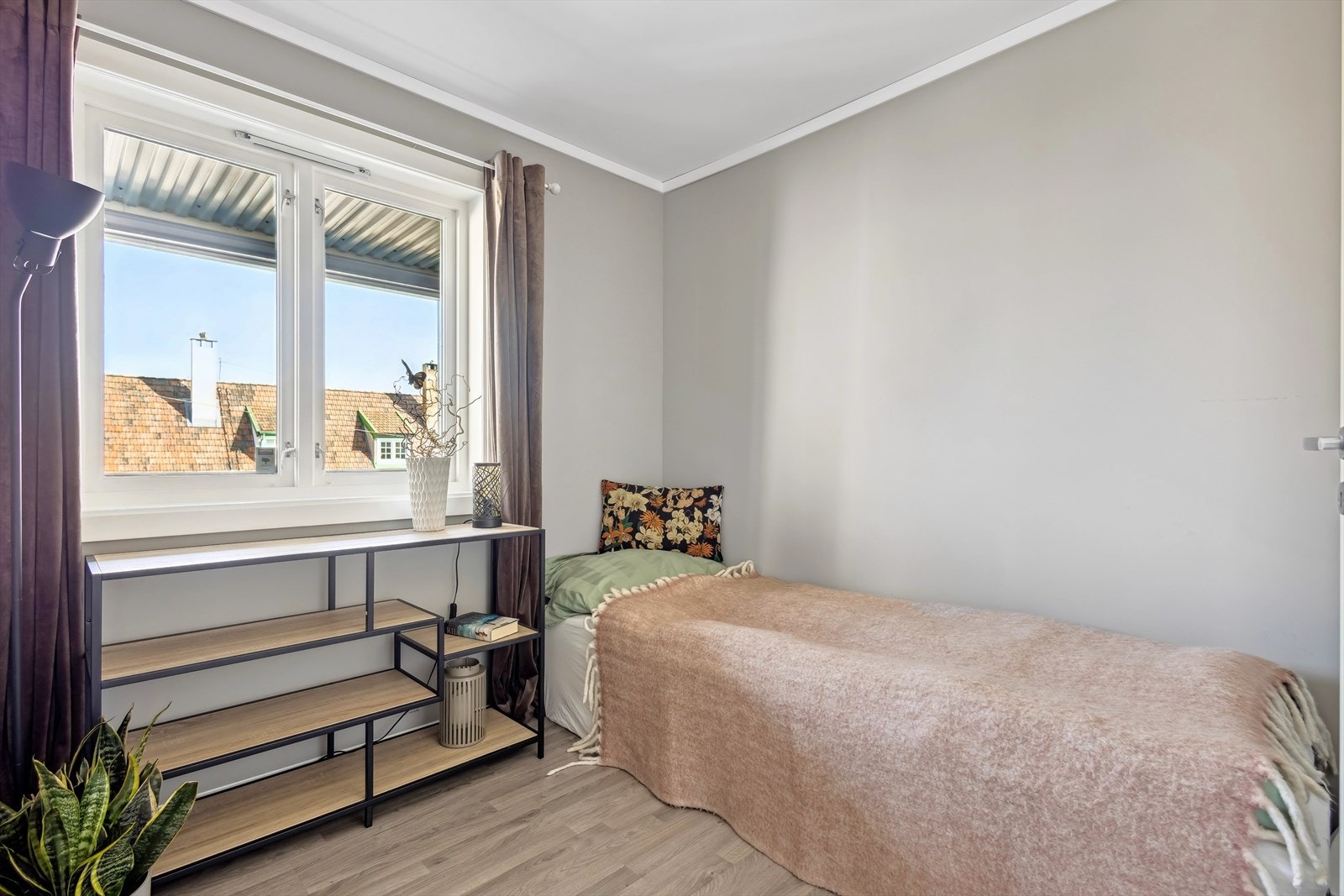 Det minste rommet passer utmerket som barnerom, gjesterom eller hjemmekontor. Galleribilde