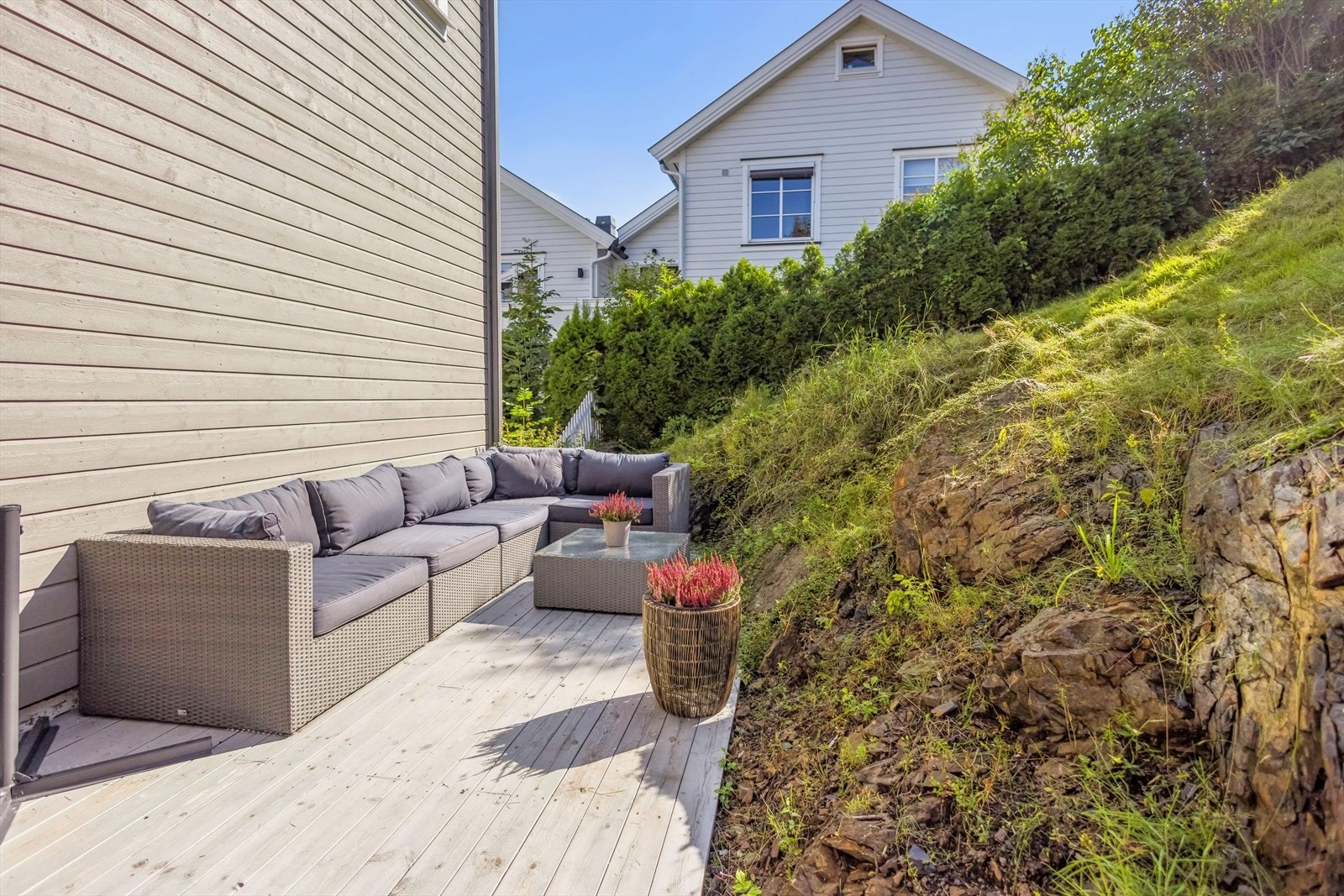 På baksiden av huset er det tilgang til felles terrasse. Galleribilde