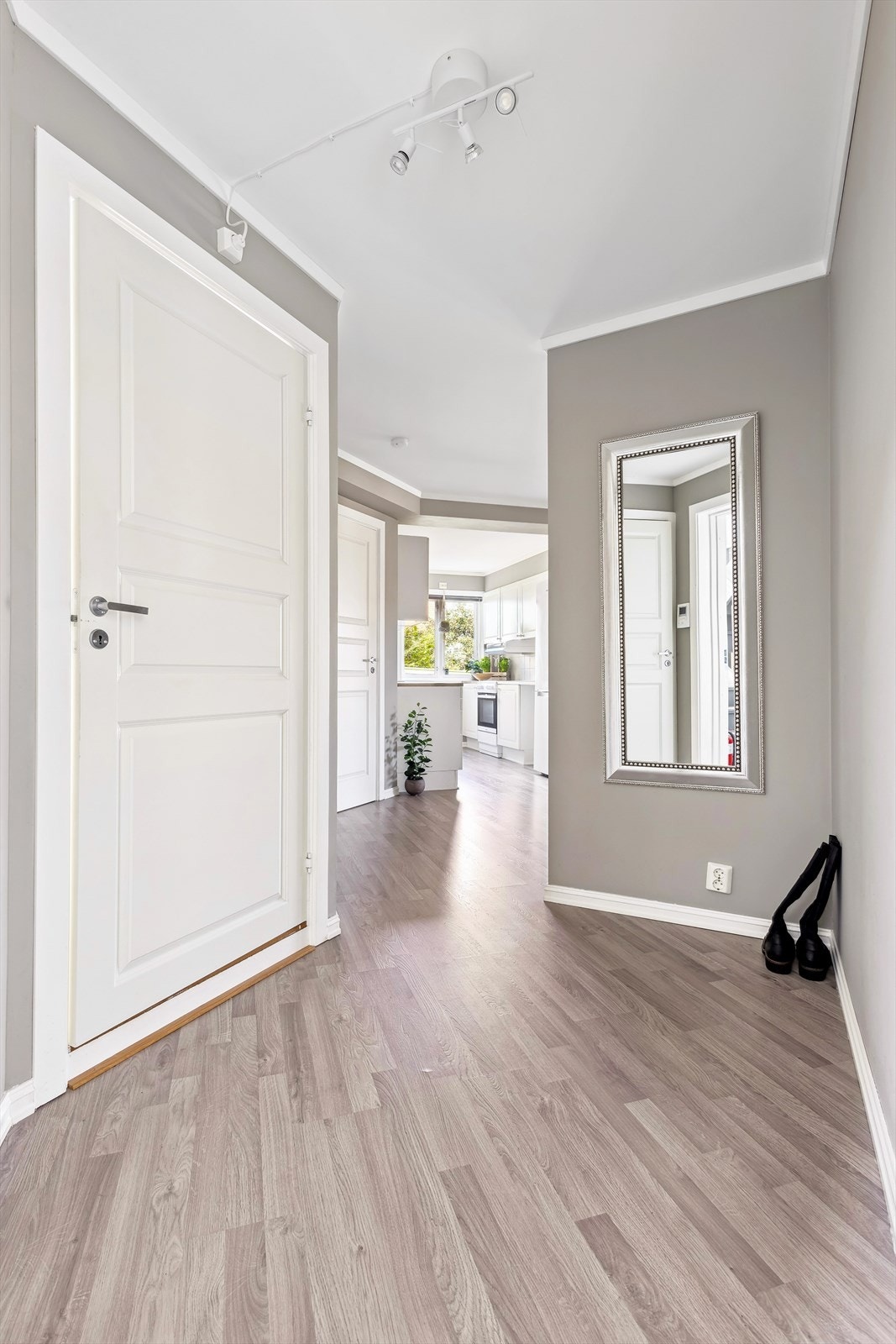 Entréen gir et godt førsteinntrykk av boligen. Galleribilde