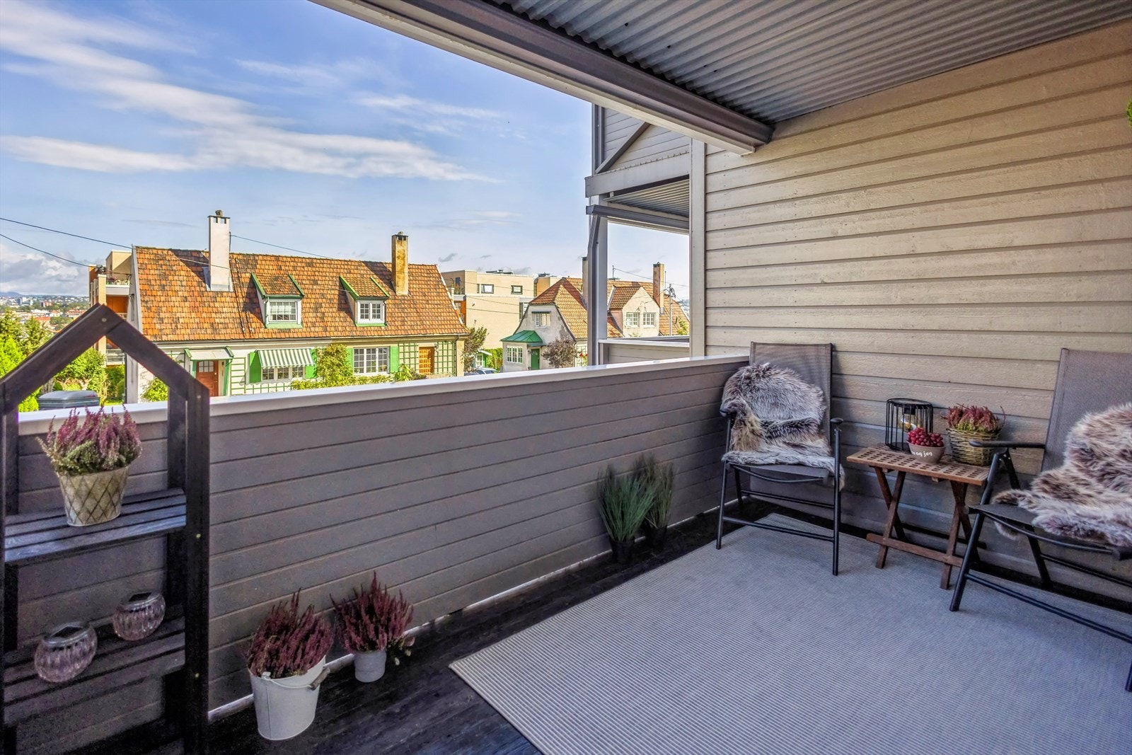 På balkongen er det plass til en sittegruppe med tilhørende møblement. Galleribilde