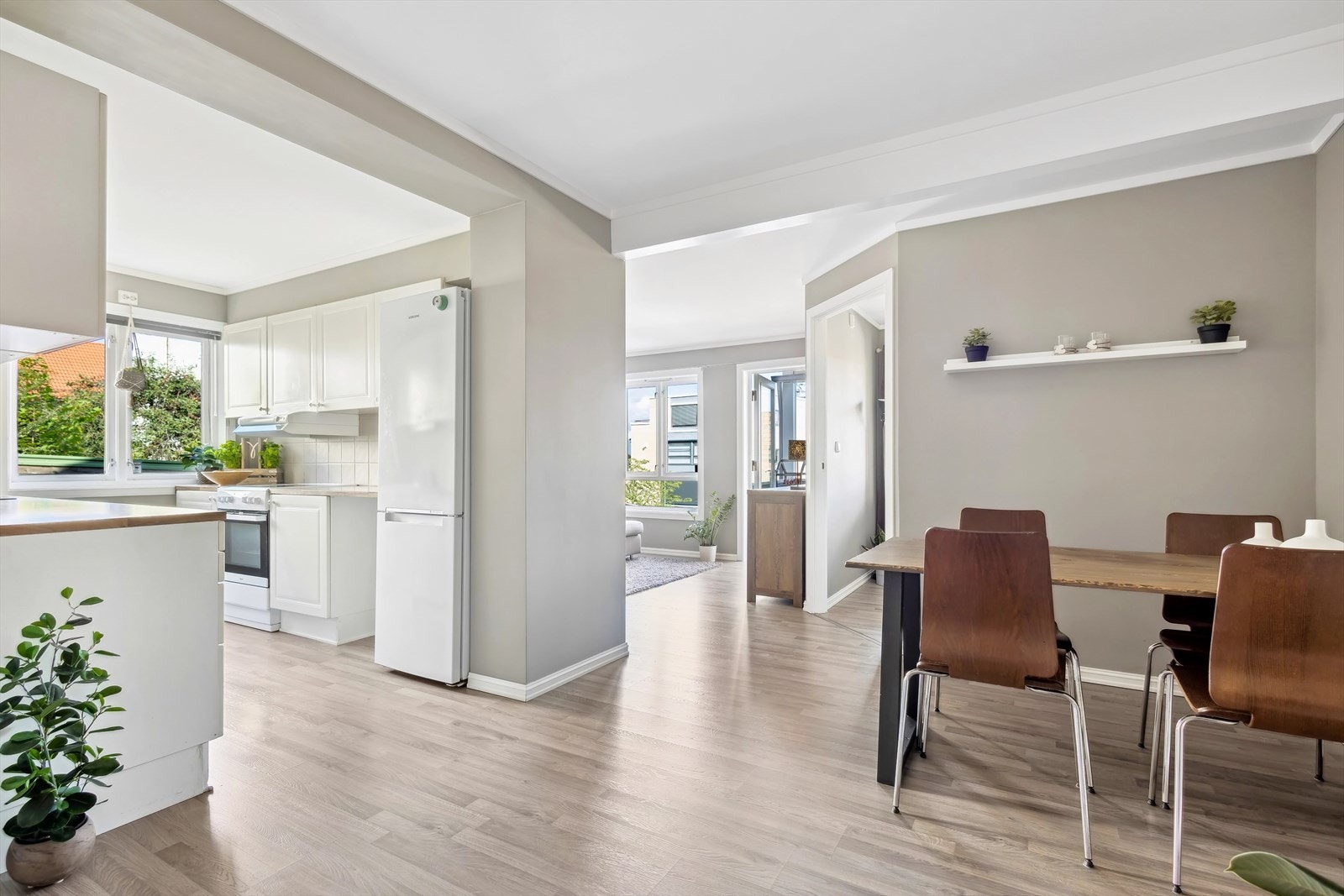 Boligens kjøkken blir sosialt med en åpen løsning til spisestuen. Galleribilde