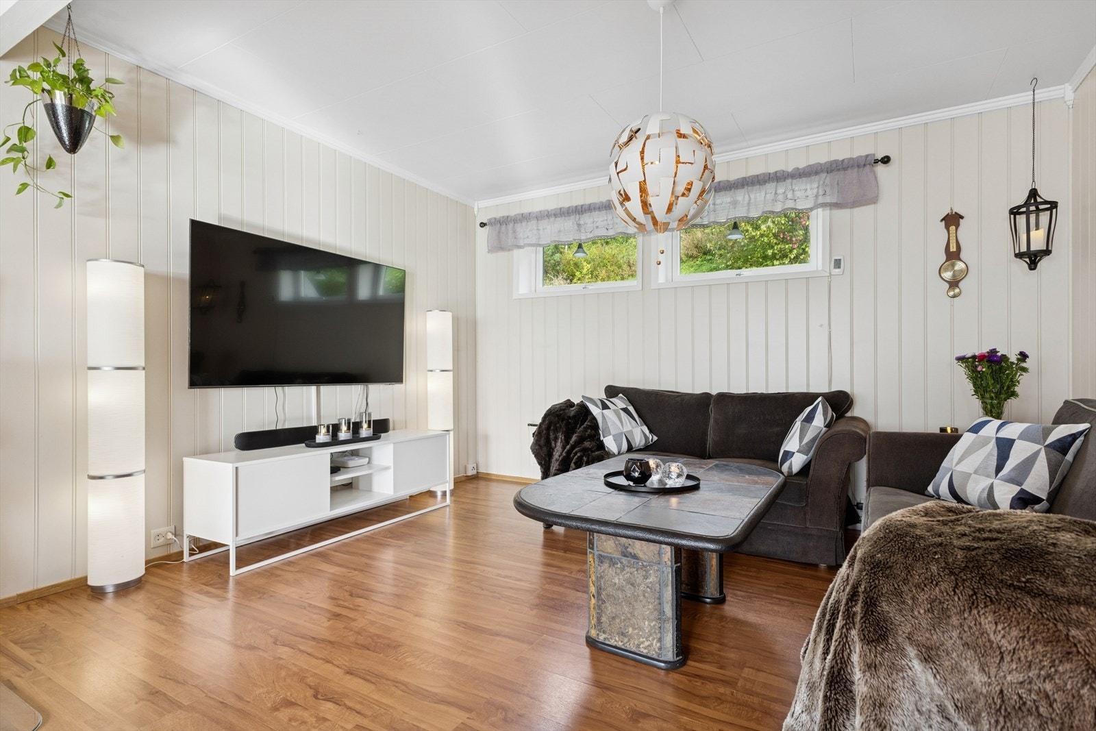 Stue med tv-krok hvor du slipper å kveldssolen rett på TV'n Galleribilde