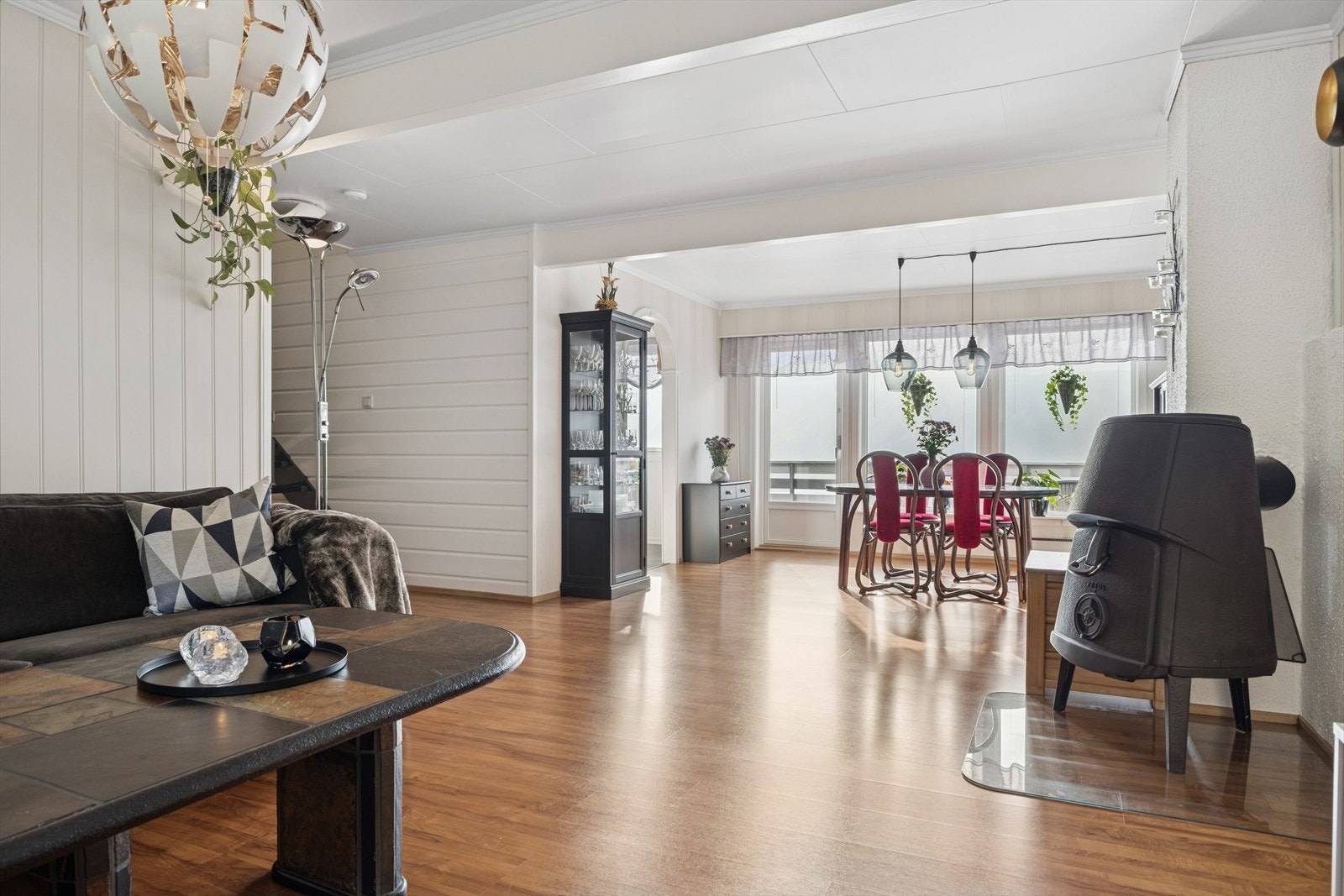 Lys og trivelig stue med store vindu i front som gjør at man får inn fint naturlig lys i stua Galleribilde