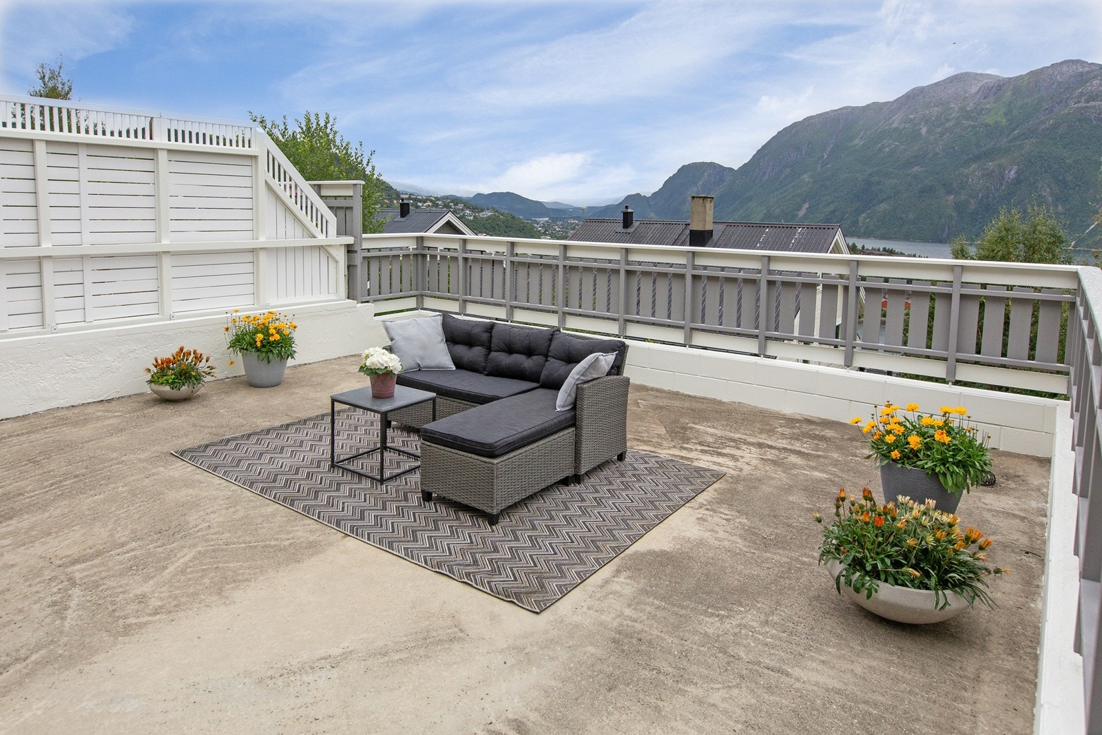 Romslig terrasse over garasjene Galleribilde