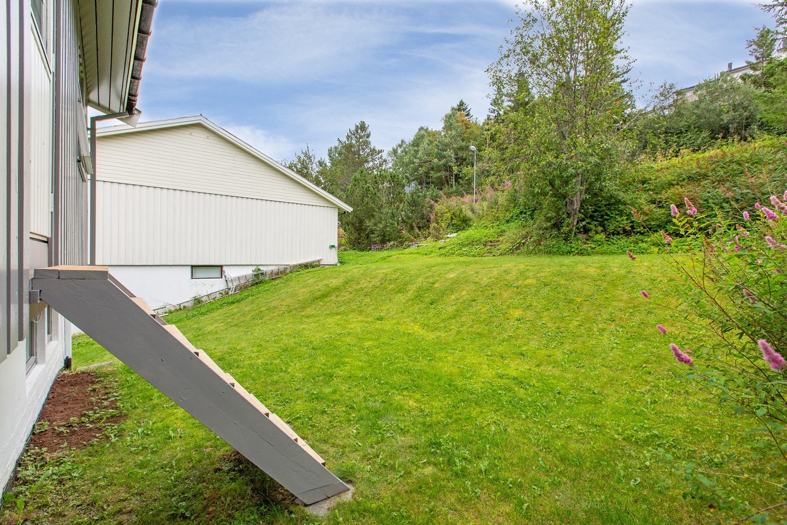 Bakside trapp inn til loftsetasjen Galleribilde