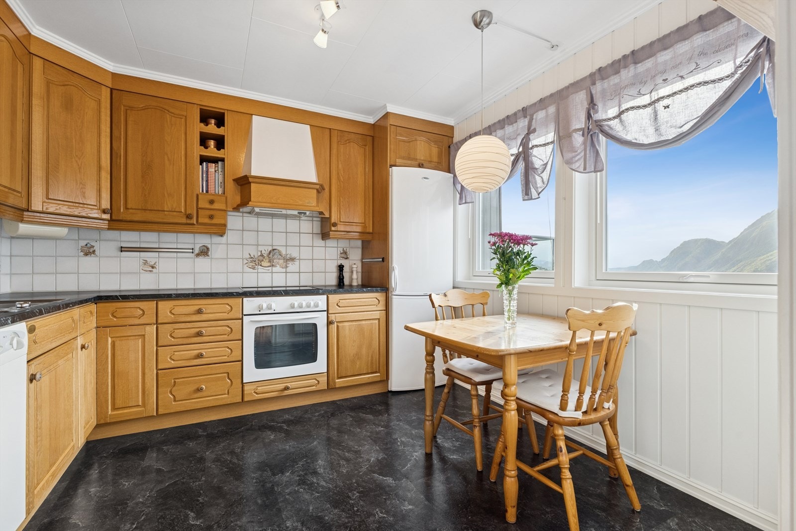 Kjøkken med vindu som man kan nyte utsikten Galleribilde