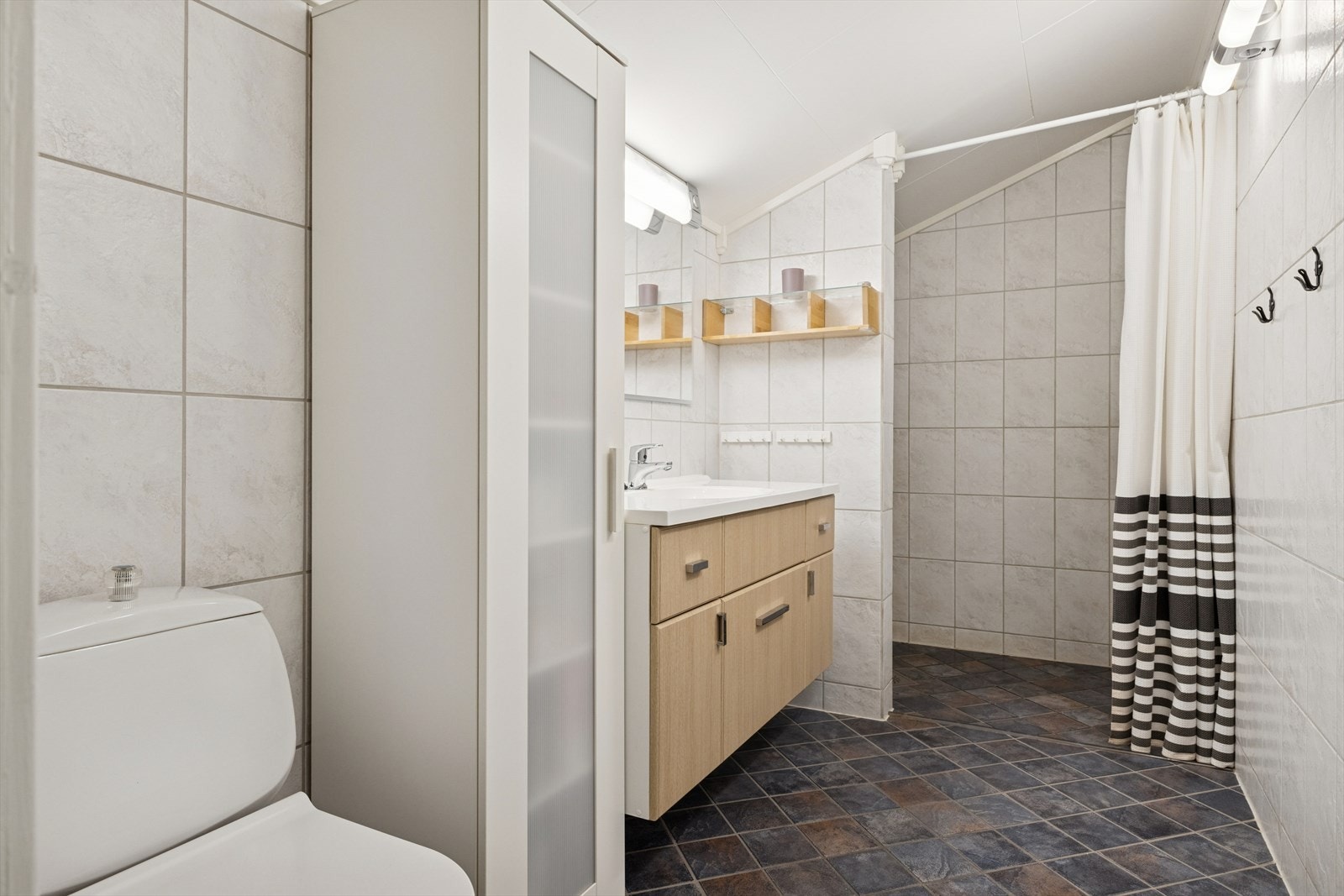 Bad på loft med dusjnisje Galleribilde