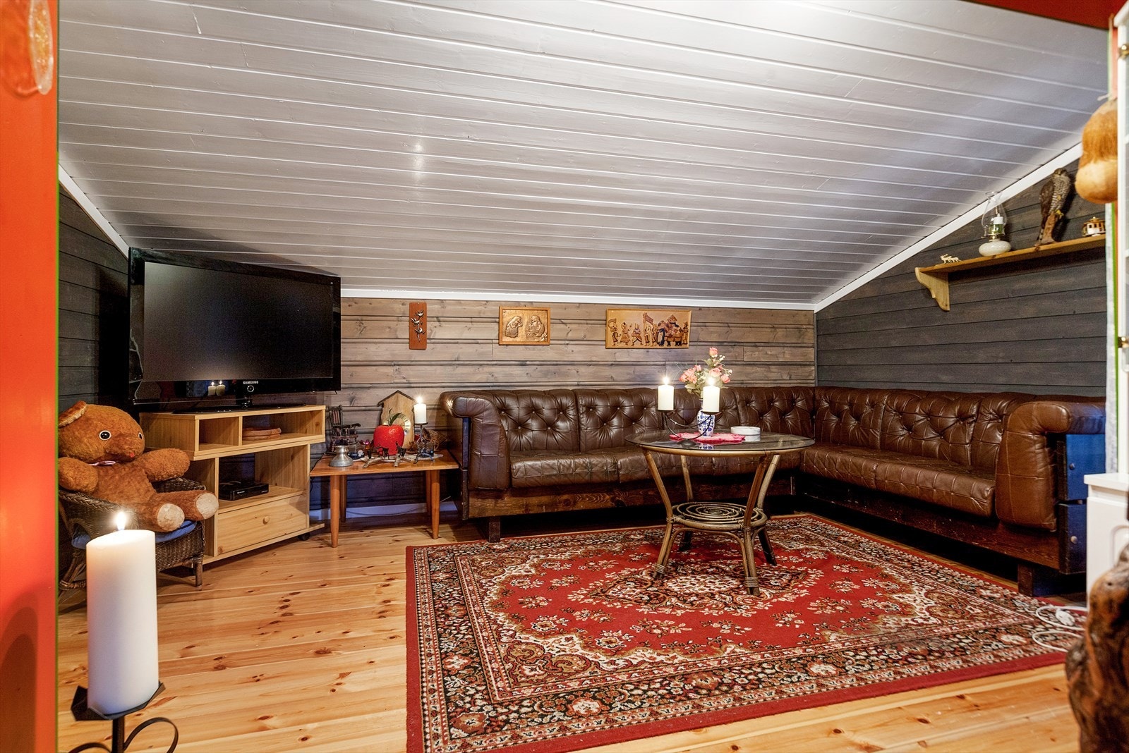 Hytta har en tradisjonell hyttestandard. Galleribilde