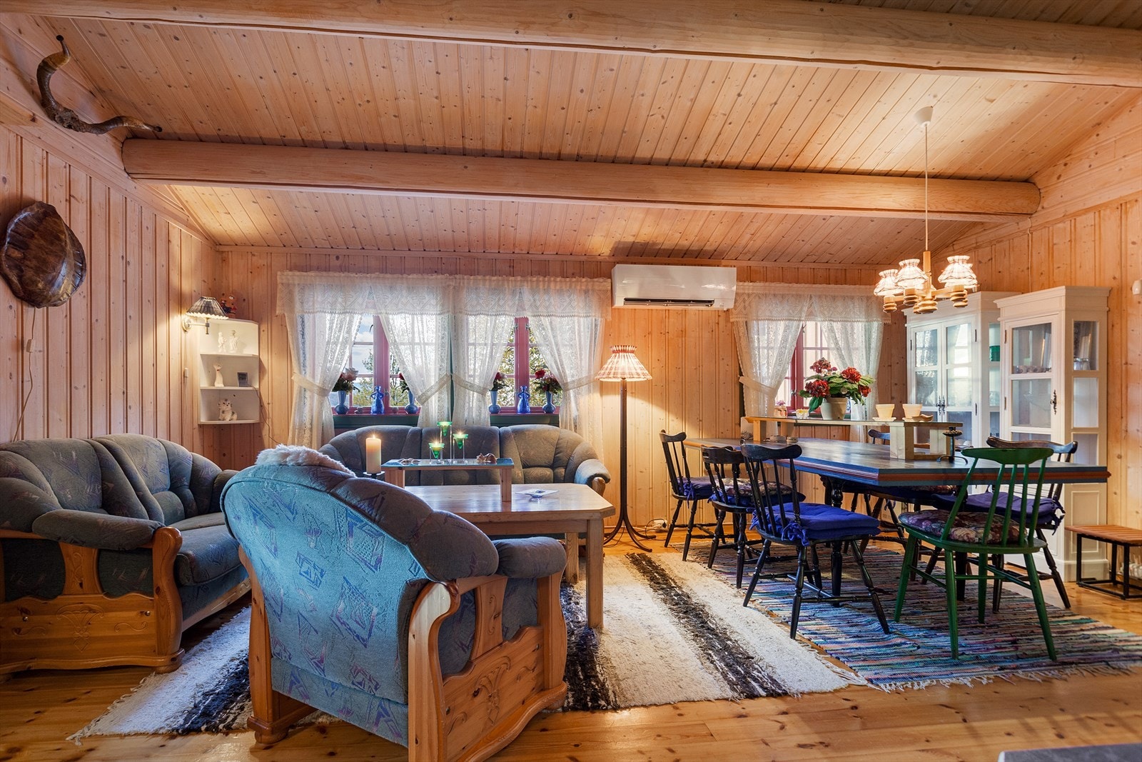 Det er god plass til spisegruppe ved kjøkkenet. Galleribilde