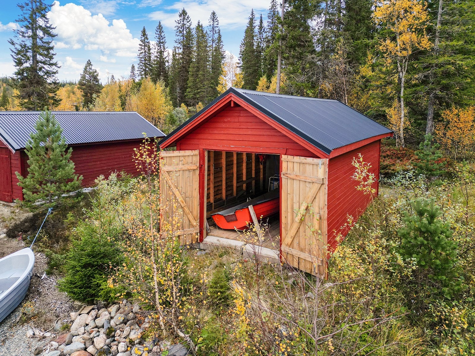 Naustet er av god stand og har god plass til oppbevaring av båt o.l Galleribilde