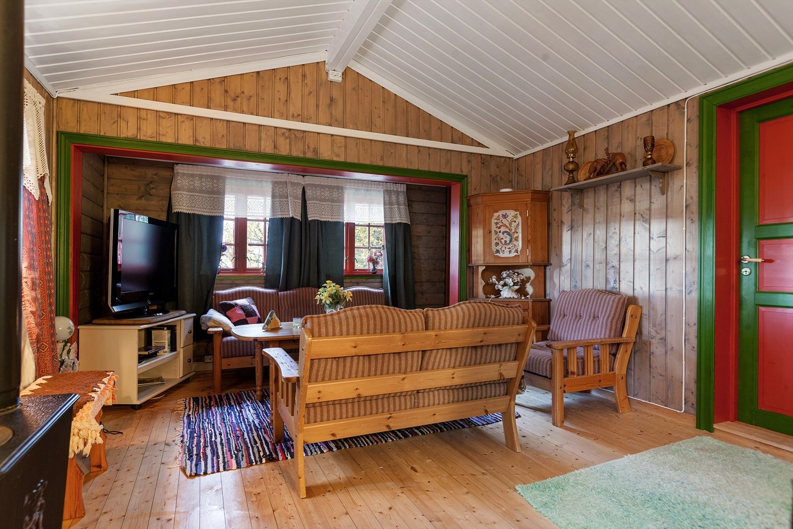 Romslig stue med god takhøyde gir en luftig følelse. Galleribilde