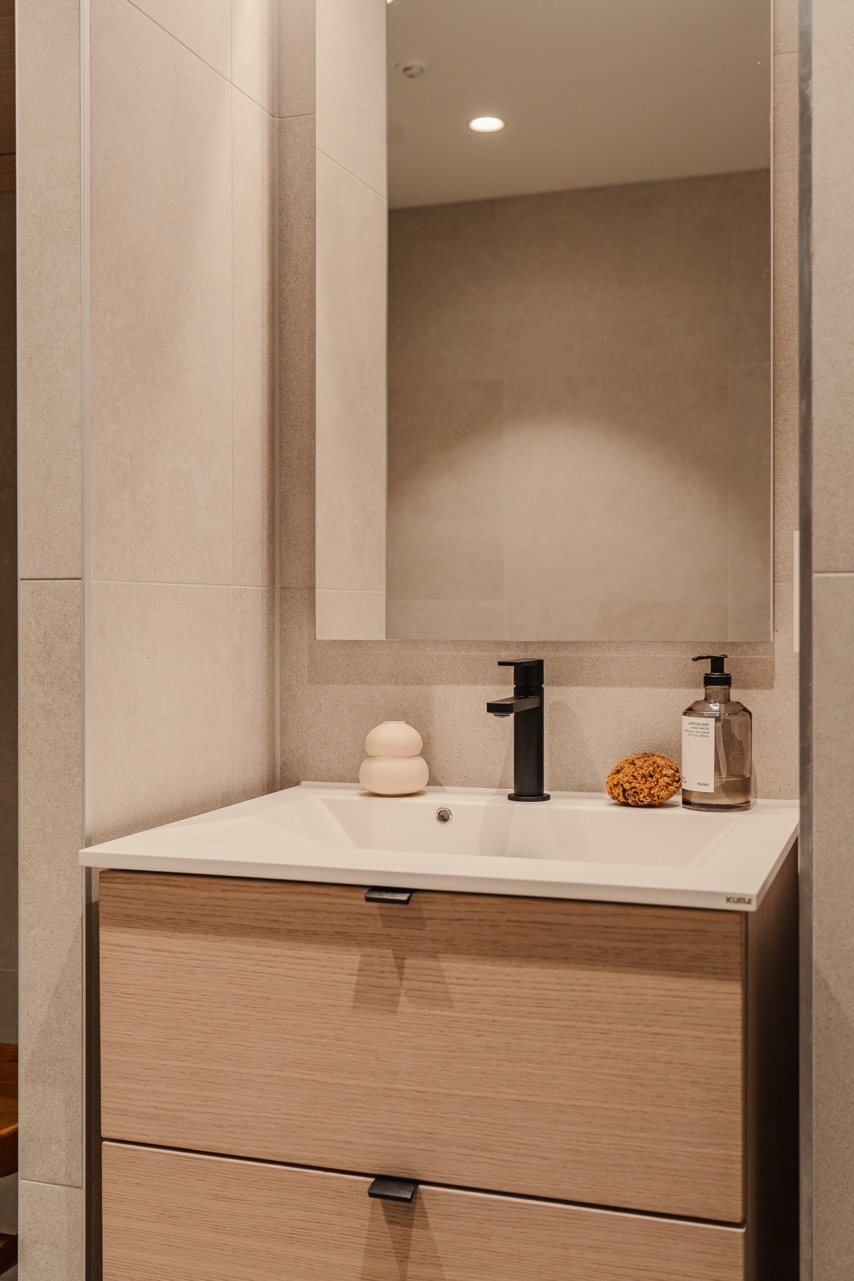 Tidsriktig innredning i eik. Galleribilde