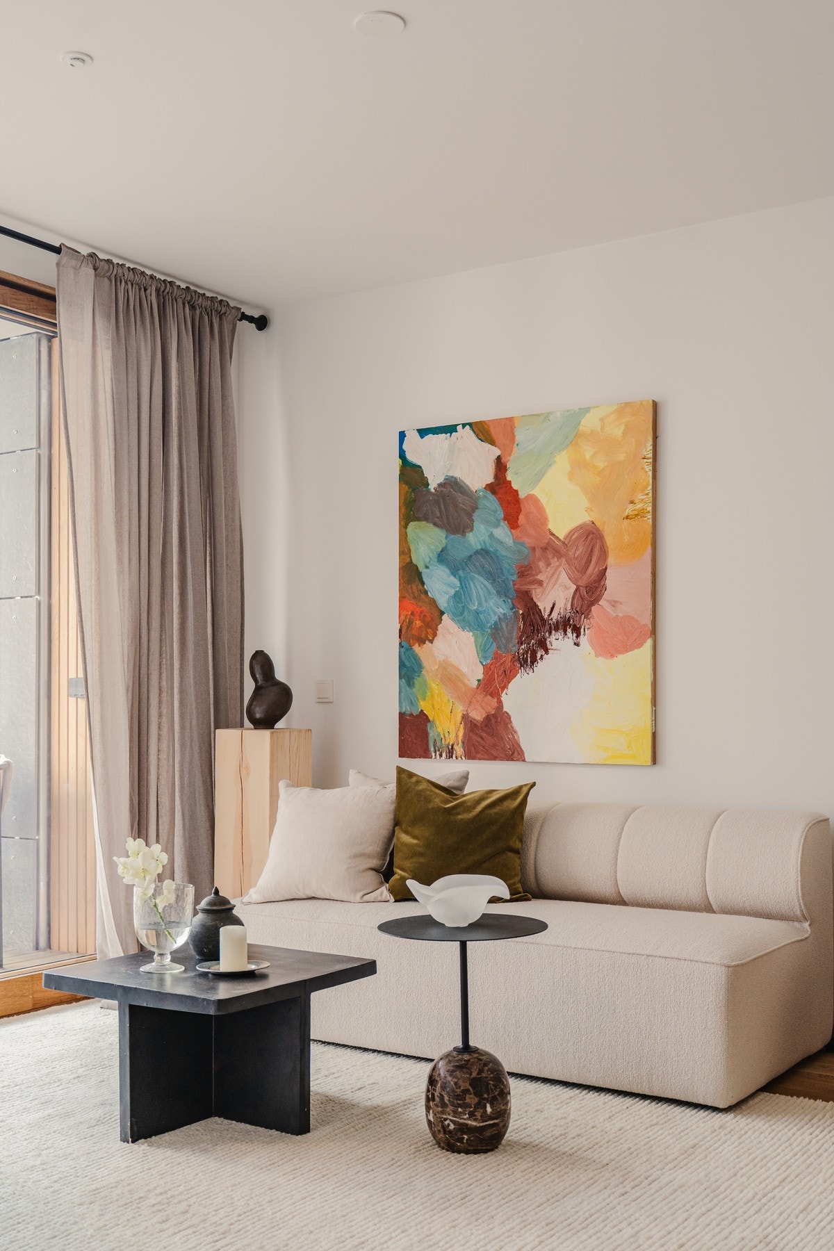 Generøs takhøyde som gjør at alle rom oppleves lyse og luftige. Galleribilde