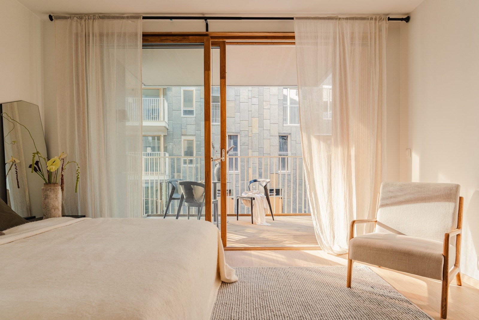 Den generøse takhøyden og de store vindusflatene vendt mot syd slipper inn et mykt og behagelig lys som forsterker følelsen av rom og åpenhet. Galleribilde