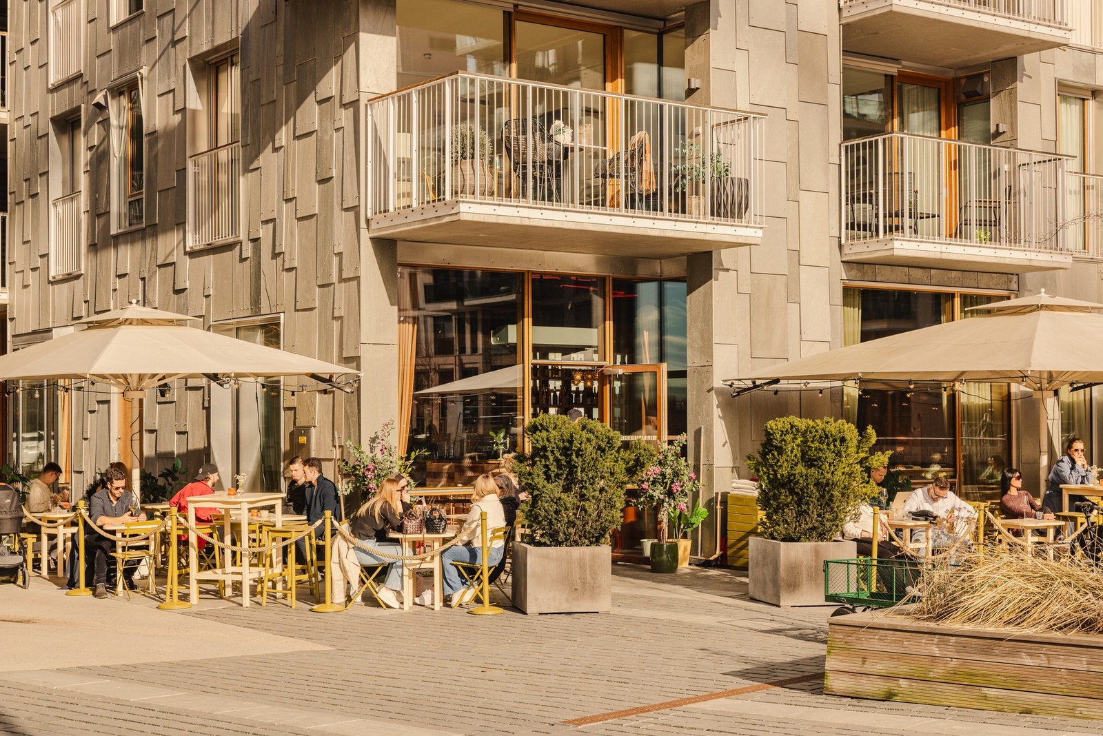 Her bor du midt i byen, men med sjøbrisen rett utenfor døren. Galleribilde