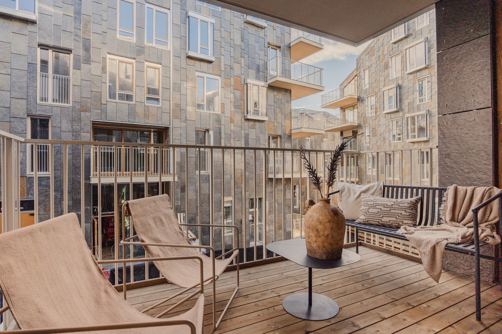 Med fjorden som speil og byen som kulisse ligger denne eksklusive leiligheten i Vannkunsten - et arkitektonisk smykke langs Oslos havnepromenade. Galleribilde