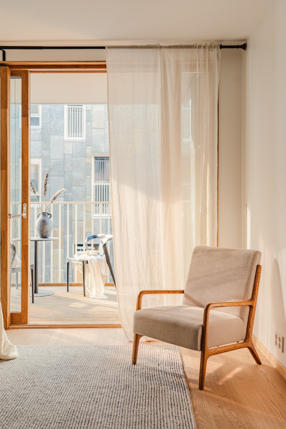 Listverk i lys nordisk eik som binder interiøret sammen. Galleribilde