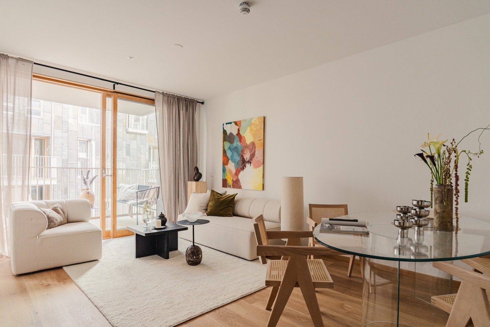 Store vindusflater som trekker fjorden inn i samtlige oppholdsrom og gir utsikt mot den indre kanalen - et glimt av Oslos eget Venezia. Galleribilde