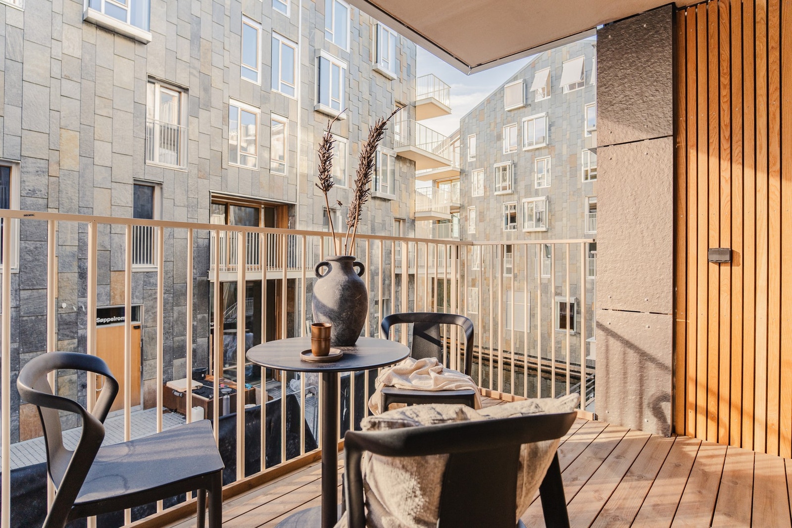 Her kan du nyte morgenkaffen og lune kvelder med utsikt mot kanalen. Galleribilde