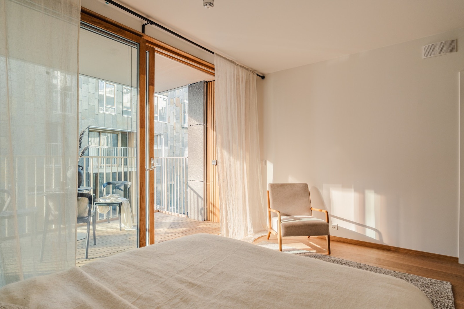 Vinduskarmer i lys nordisk eik - et tidsriktig og luksuriøst blikkfang. Galleribilde