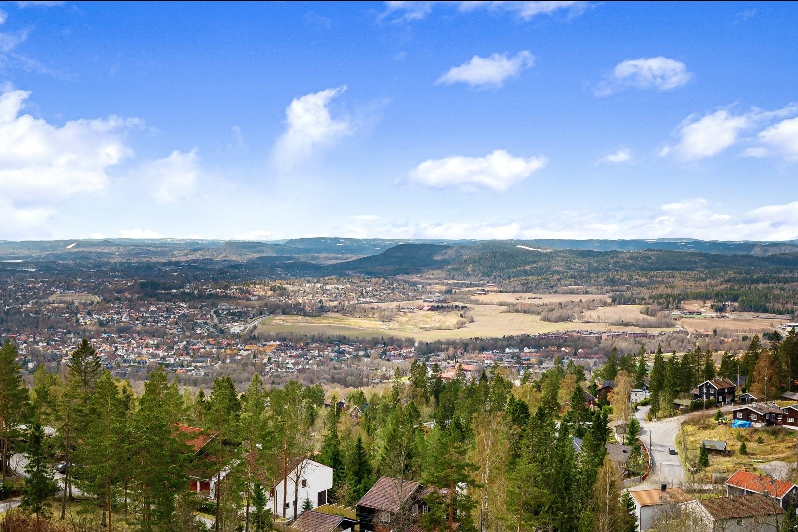 Utsikt også fra tomten mot deler av Bærumsmarka. Galleribilde