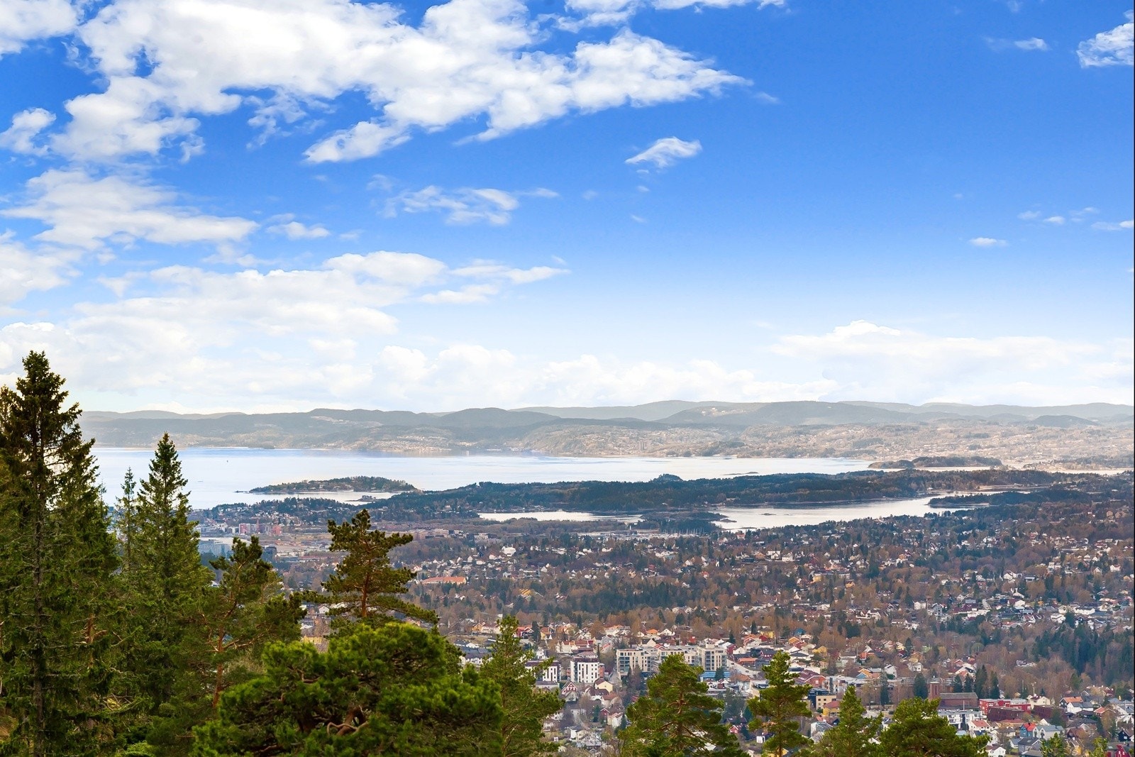 Tomten ligger høyt og fritt med vakkert utsiktsbildet over bl.a. indre Oslofjord og deler av bybildet. Galleribilde