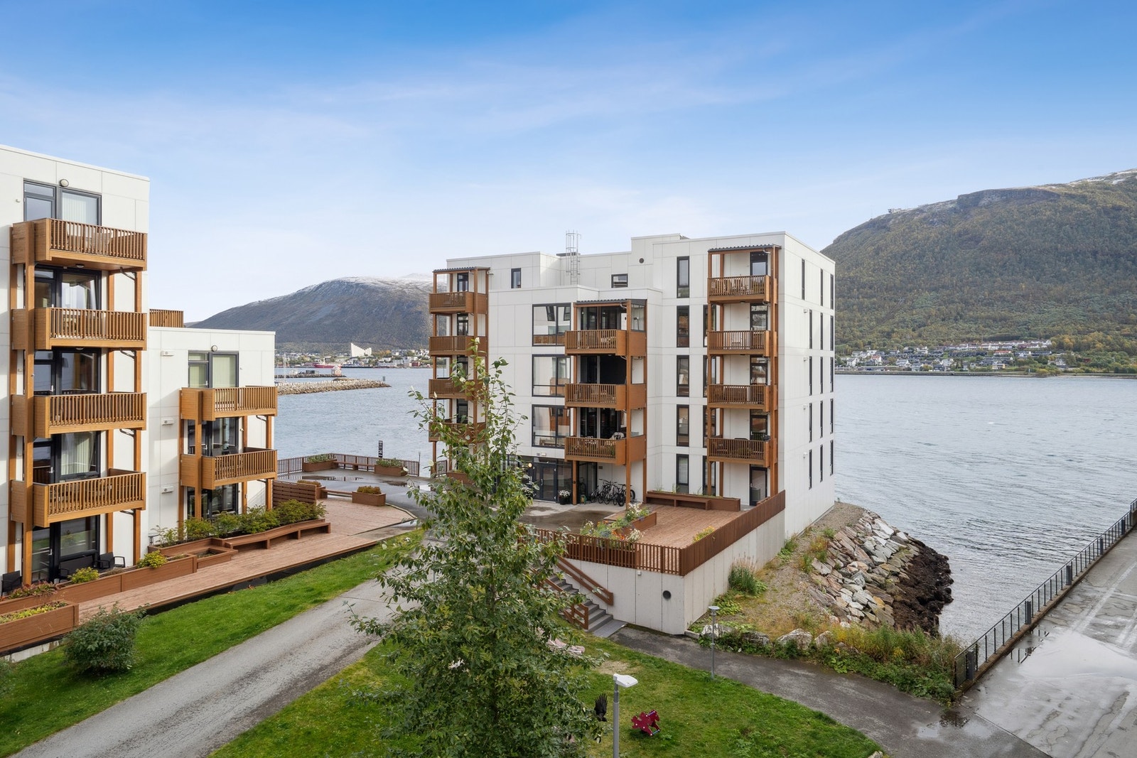 Boligen ligger like ved sjøen og det er gang- og sykkelvei til sentrum. Galleribilde