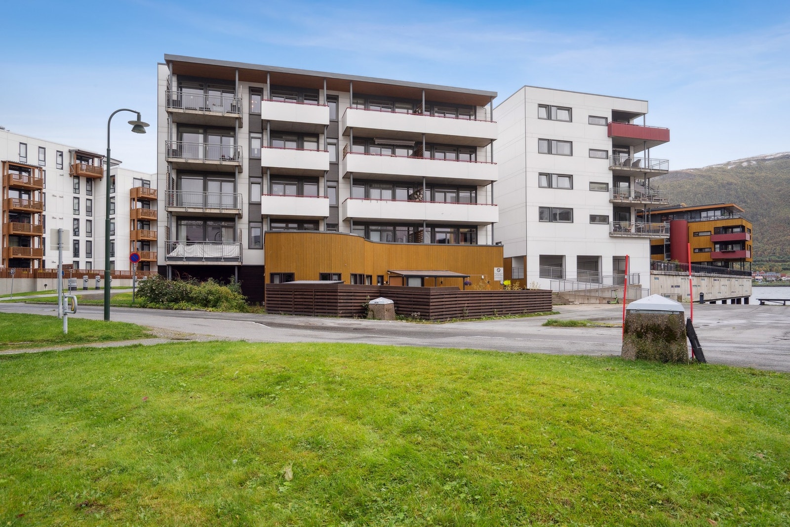 Området er opparbeidet med fine grøntarealer, strandpromenade, lekeplasser og basketbane Galleribilde