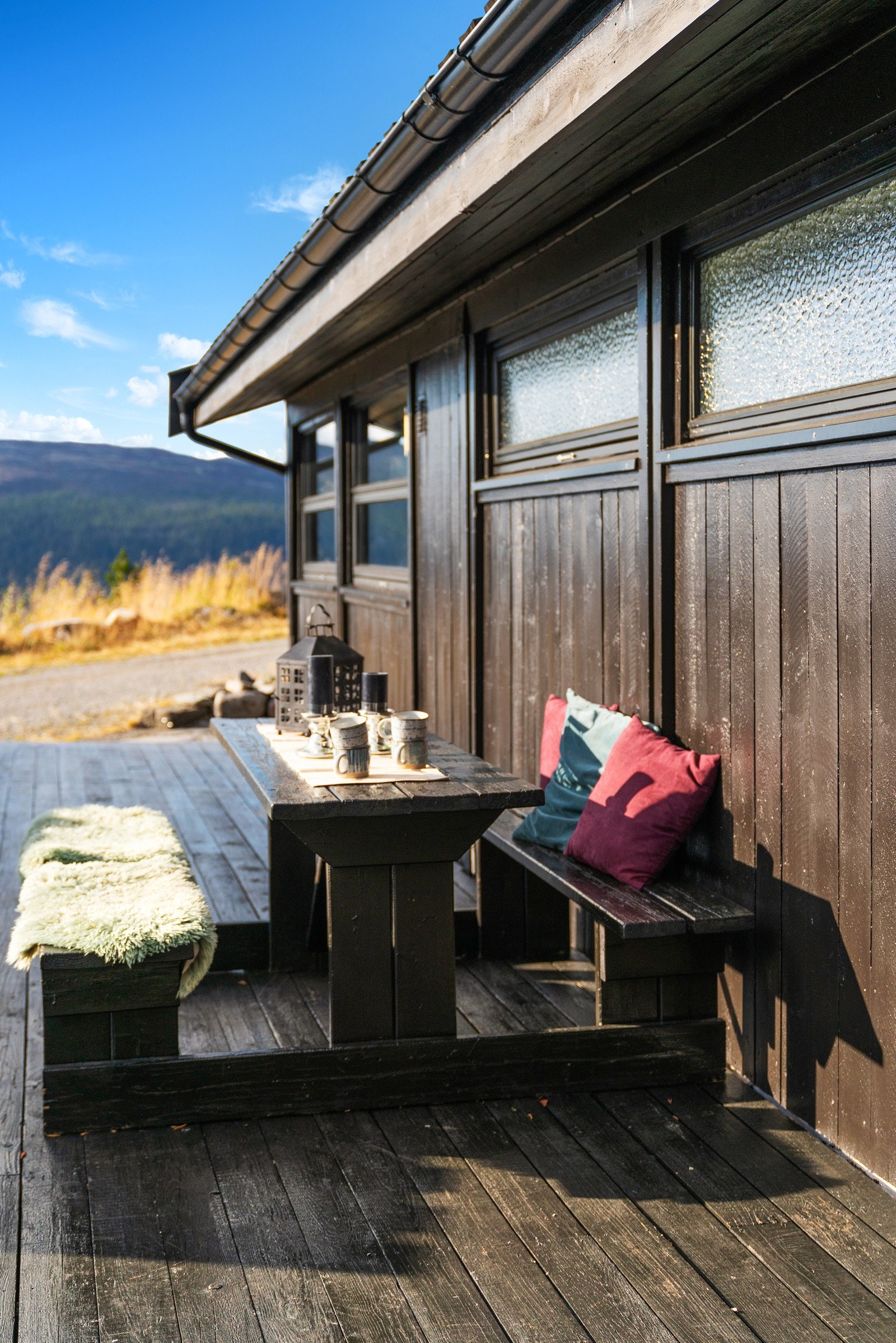 Eiendommen ligger på et lite og rolig hyttefelt på Gaustablikk med fantastisk ski inn/ut fra terrassen og kun 10 minutters gange til restauranter, afterski, SPA & velvære samt flytende badstuer og padelbane for å nevne noe Galleribilde