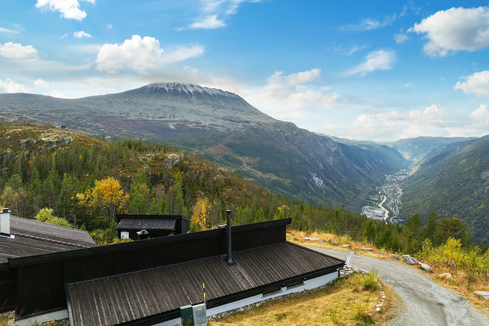 Vidstrakt utsikt over dalføret med Rjukan sentrum og mektige Gaustatoppen som ruver 1883 moh som en stilig kontrast Galleribilde