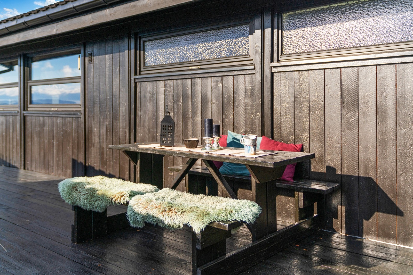 Romslig og idyllisk terrasse hvor man kan invitere venner og familie på besøk Galleribilde