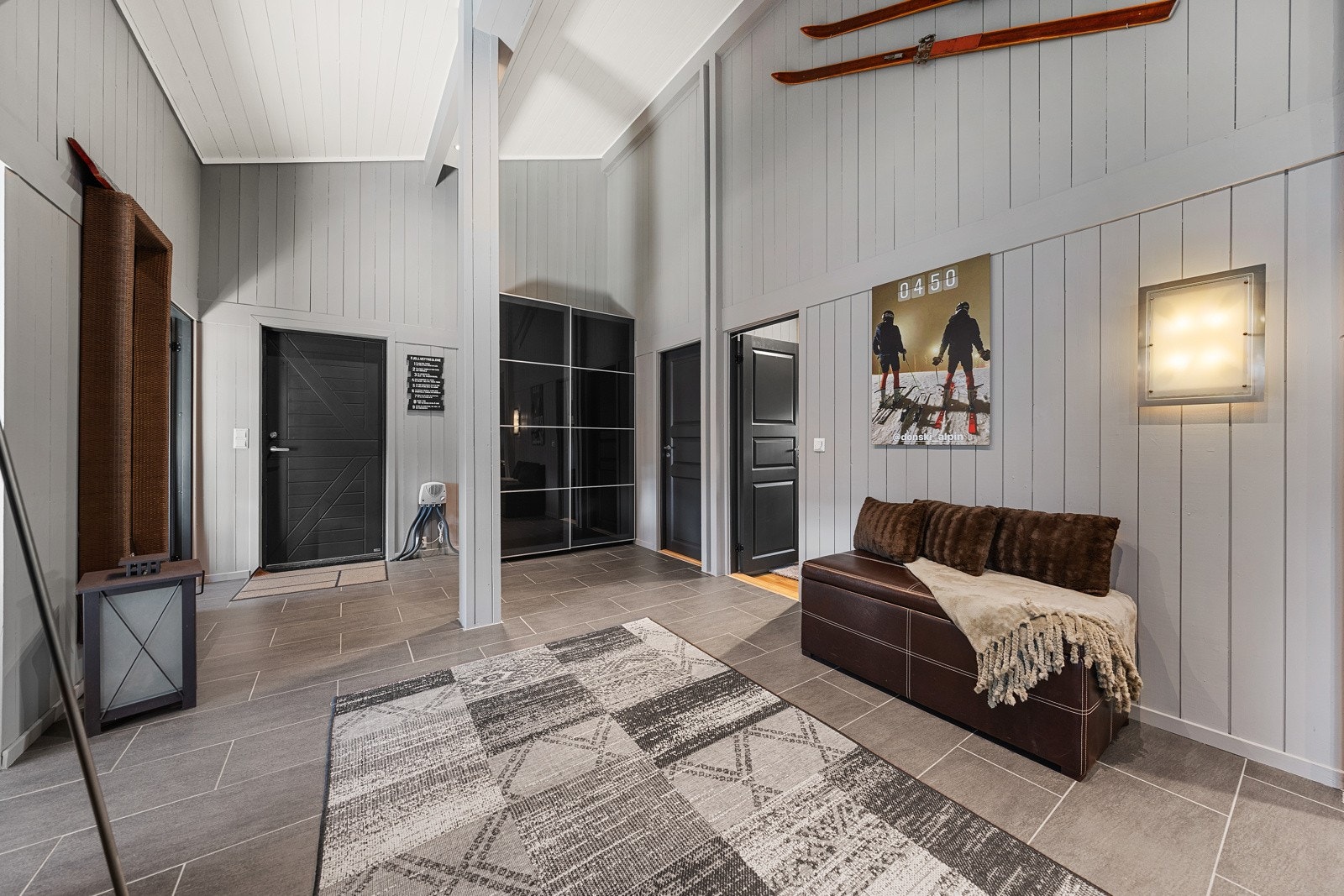 Romslig og innbydende hall emd full takhøyde. Garderobeskap på den ene siden med plass til oppheng av yttertøy Galleribilde