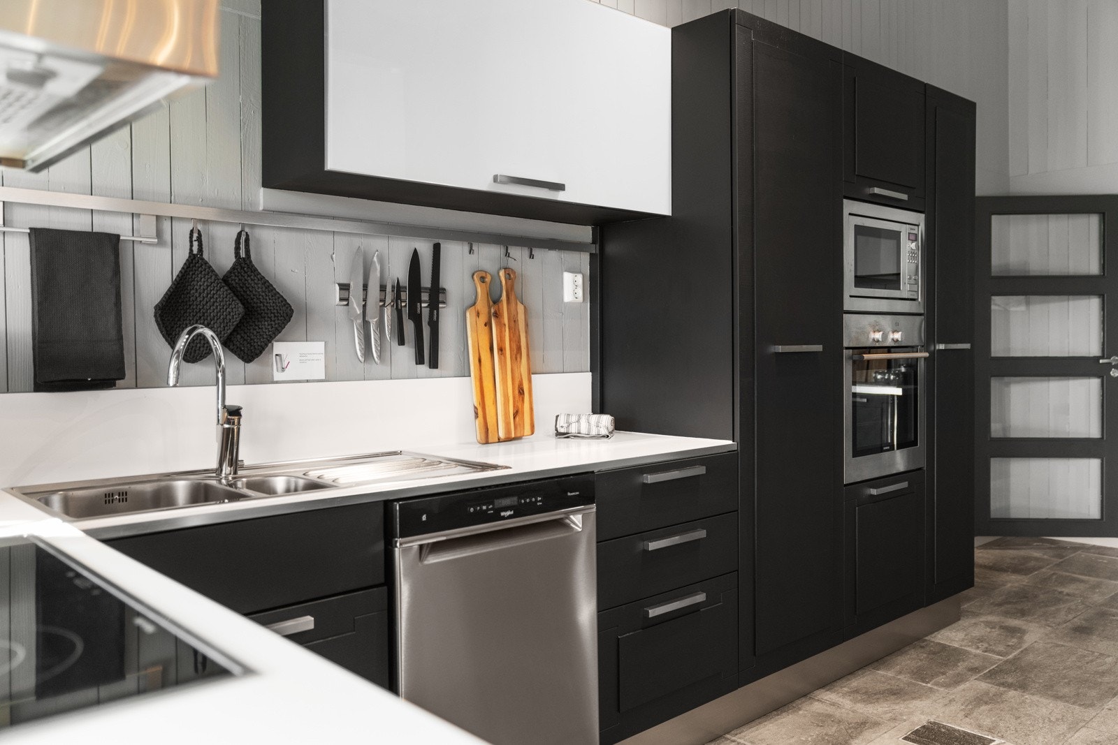 Kjøkkenet har videre benkeplate i laminat og integrerte hvitevarer som følger med er; Komfyr, keramisk platetopp med ventilator, mikroovn, kjøleskap og oppvaskmaskin Galleribilde