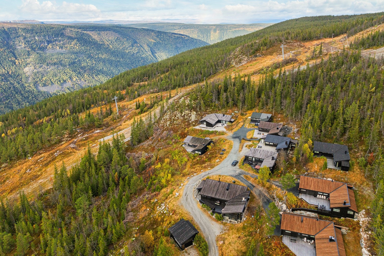 Ski inn/ut til Gausta Skisenter med 37 nedfarter og 13 heiser. Rett ved hytta har man også preparerte skiløyper og få meter gange til flombelyst skiløype Galleribilde