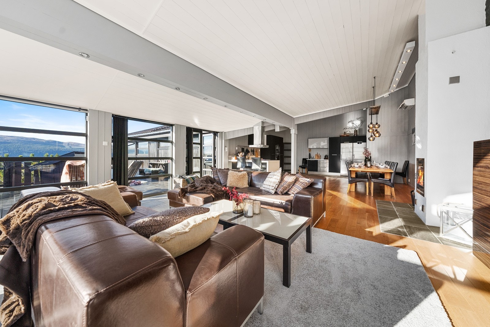 Rommet har god plass til plassering av stuemøblement Galleribilde