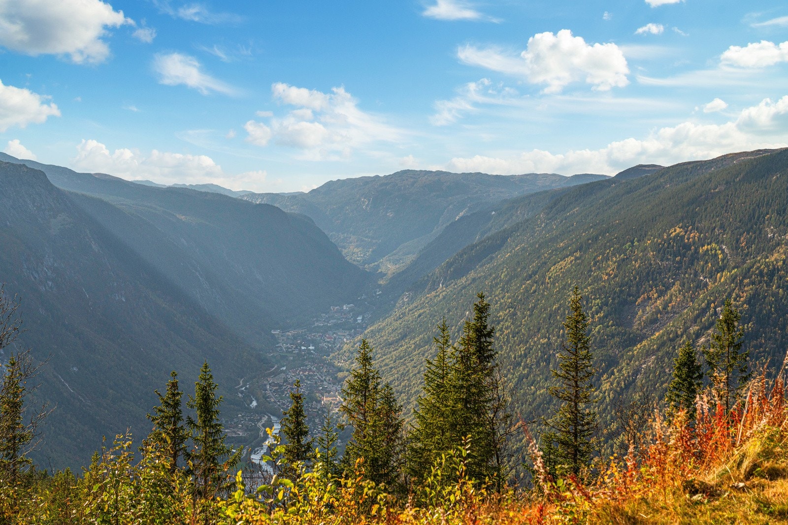 Eiendommen ligger 942 moh. med panoramautsikt over Gaustatoppen og Rjukan by Galleribilde