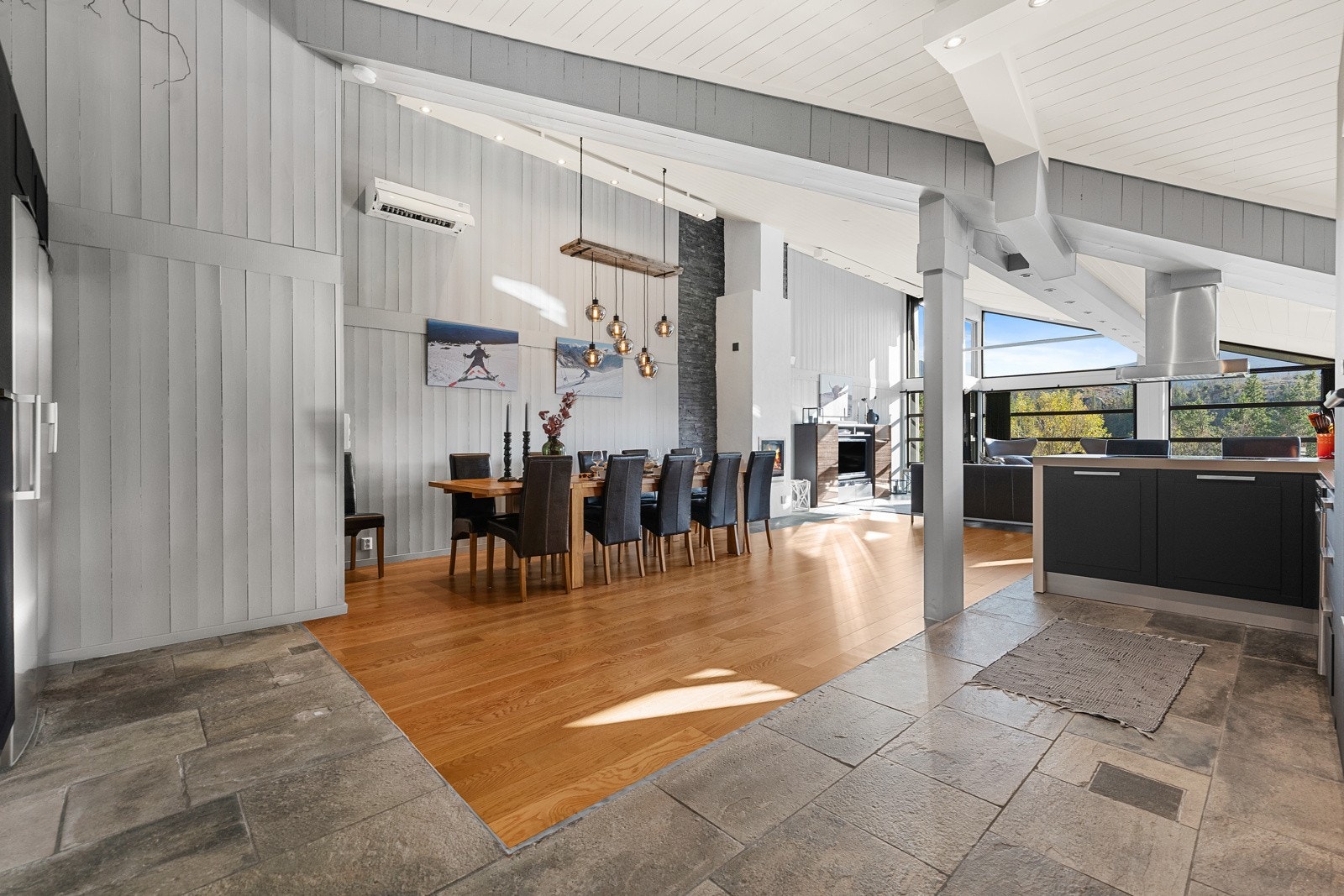 I tilknytning til kjøkkenet er det god plass til et langbord med plass til 12 personer Galleribilde