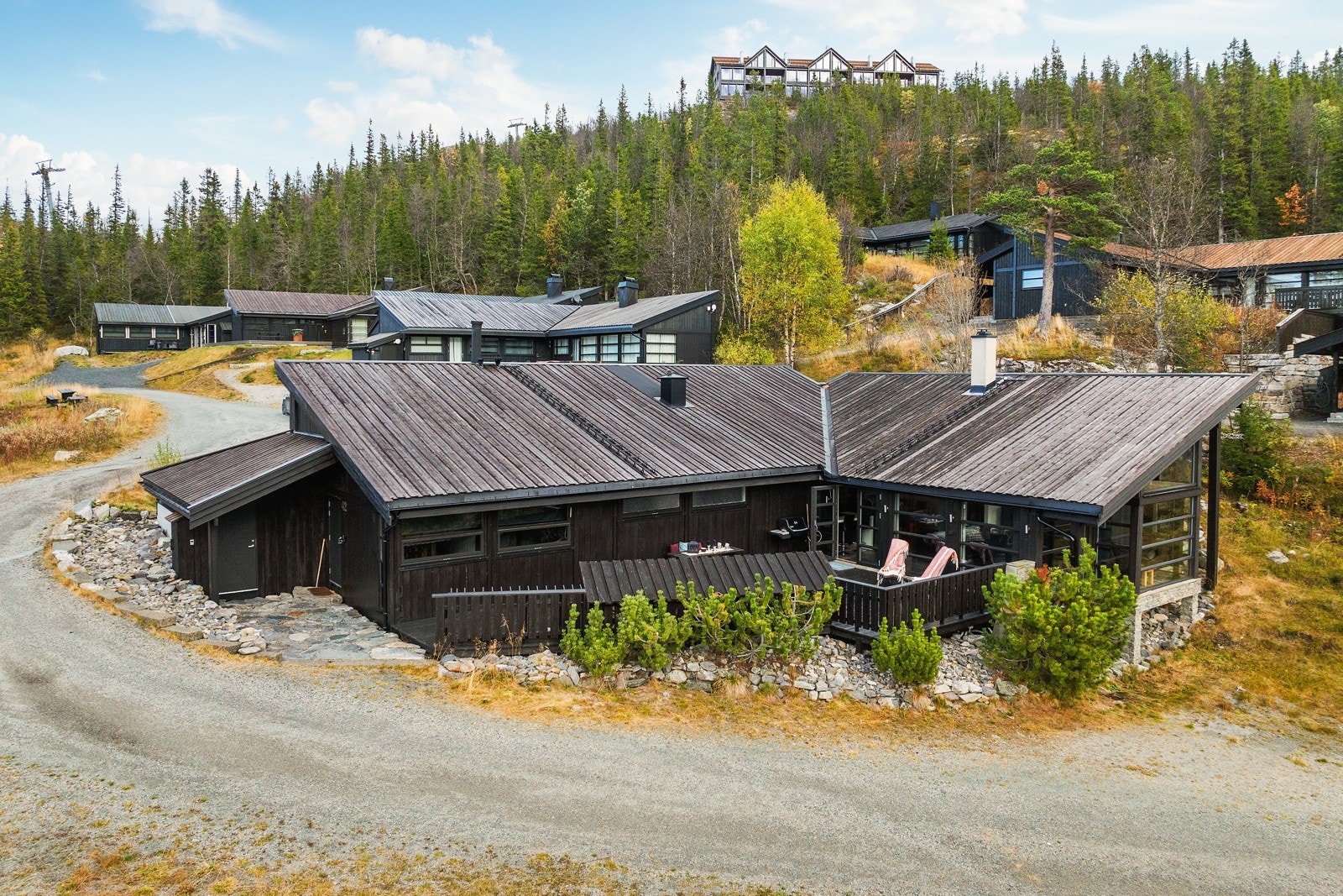 Fra hytta er det 10 minutters gange, eller ski inn/ut til Gausta Fjellresort. Resorten ble totalrenovert i 2021 og inneholder 2 restauranter, 2 barer og velværeavdeling med svømmebasseng Galleribilde